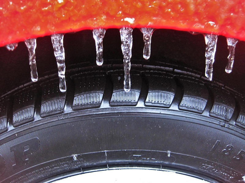 Zimske gume nam omogočajo boljši oprijem vozila z zaledenelim in mokrim cestiščem